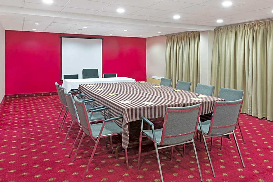 Super 8 by Wyndham Cambridge/Kitchener/Waterloo Area