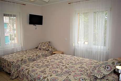 Basic Triple Room with Shared Bathroom