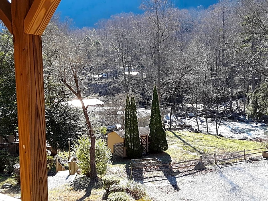 The Evening Shade River Lodge and Cabins