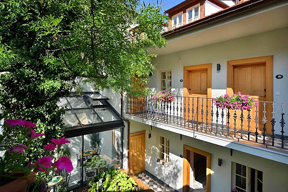 Hotel At the White Lily