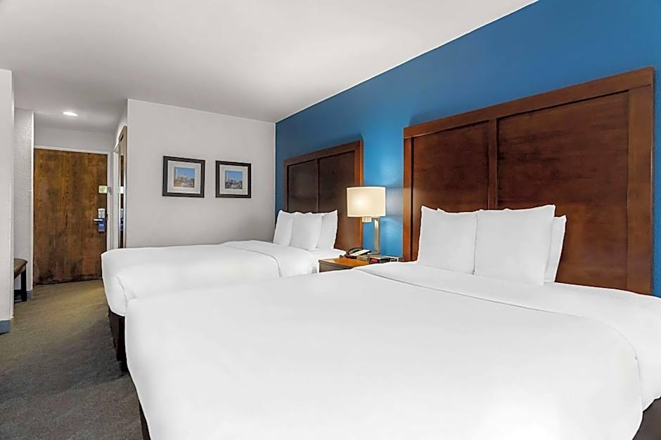 Comfort Inn & Suites near Tinley Park Amphitheater