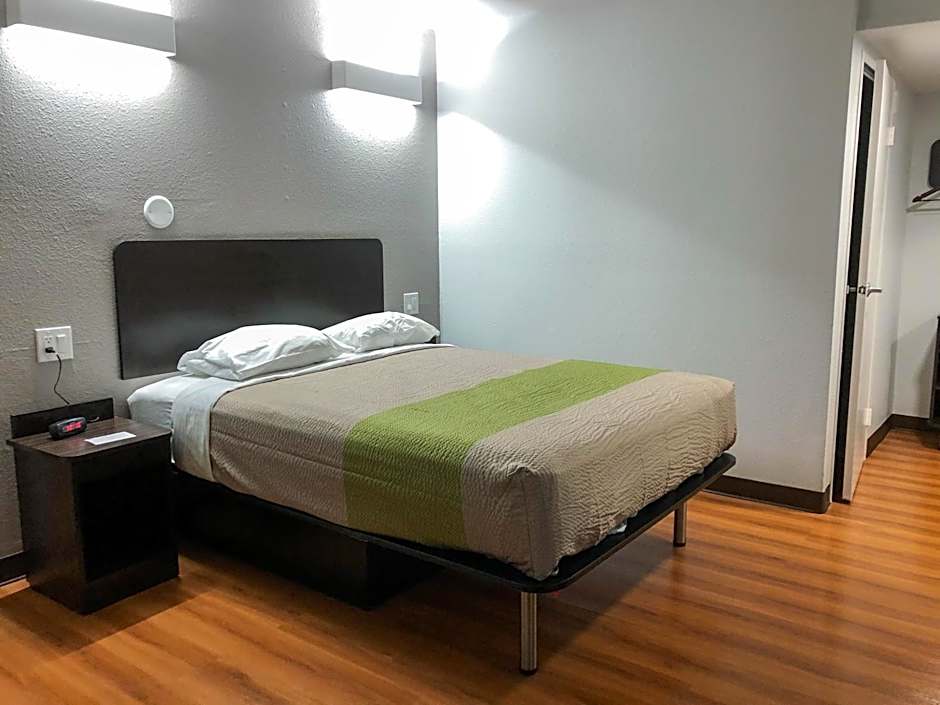 Studio 6 Wichita, KS - Airport