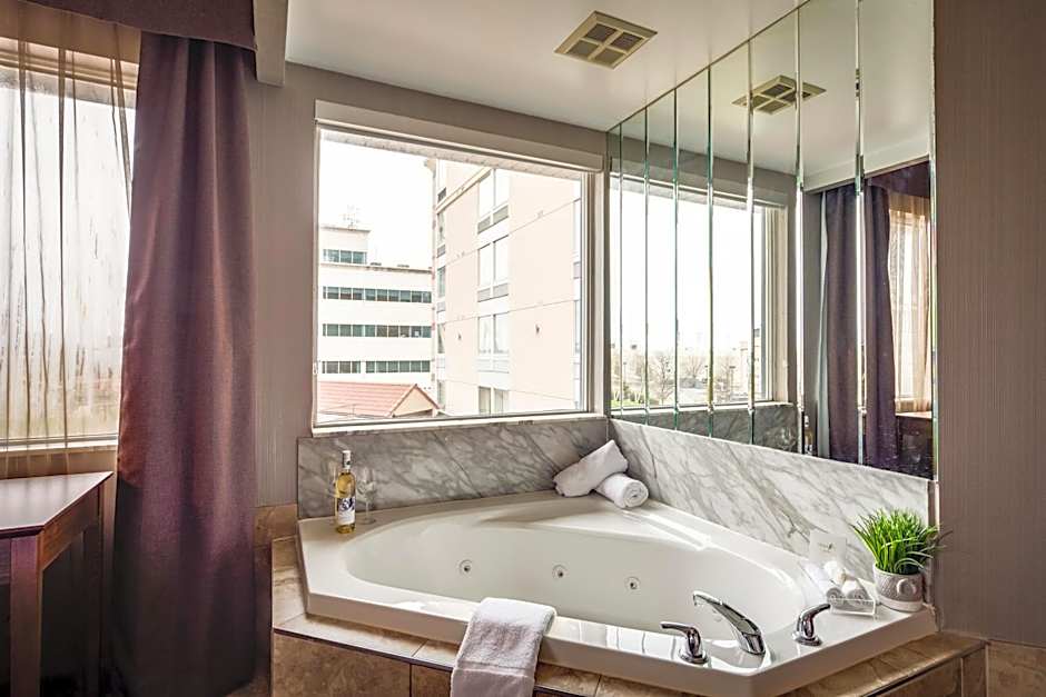 Monte Carlo Inns Airport Suites