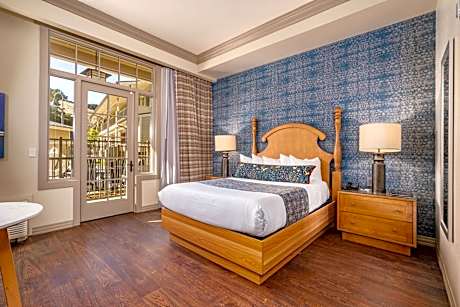 Queen Room with Roll-in Shower - Mobility Accessible