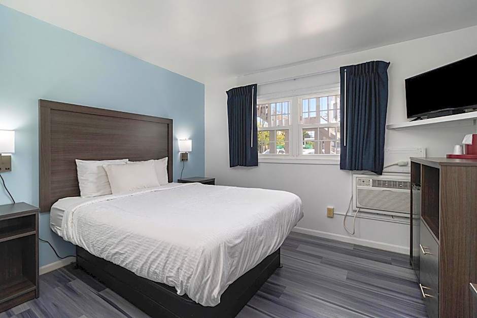 Photo 1 of 10 of Small Double Room
