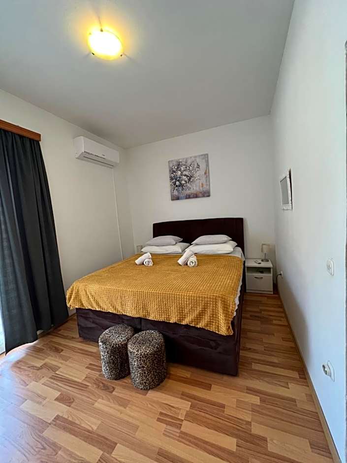 Apartments and pansion M&R