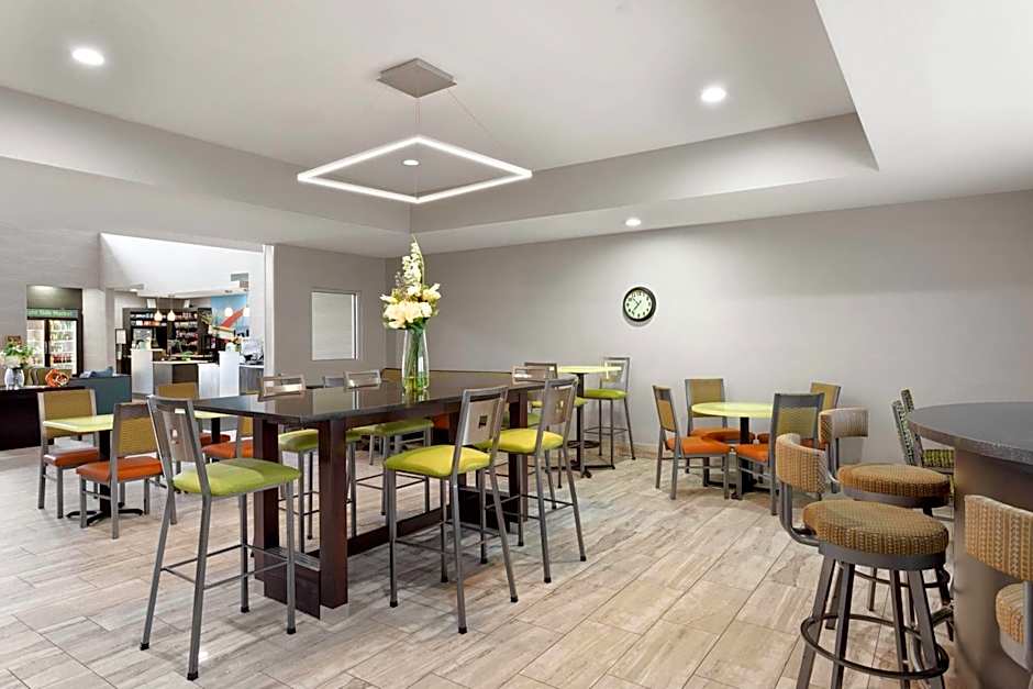 La Quinta Inn & Suites by Wyndham Columbus - Edinburgh