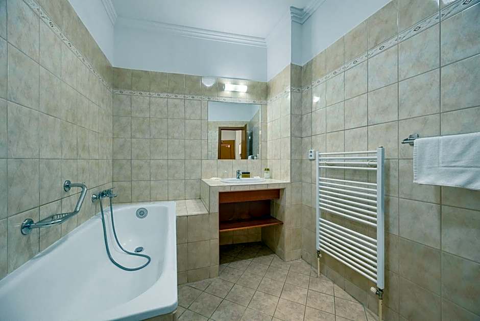 Hotel Reverie - Dependance, Check-in at Metropolitan Star