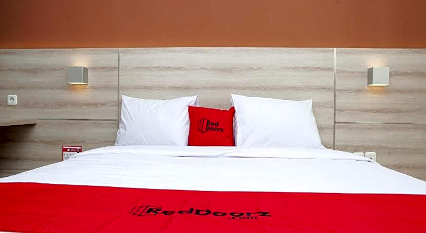 RedDoorz Plus near Pasundan University