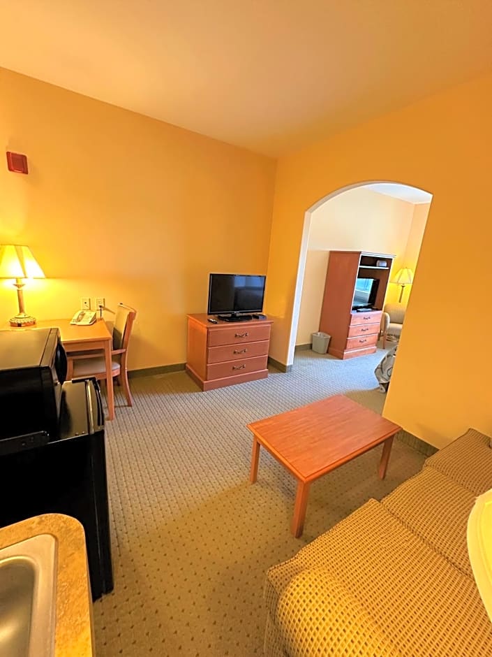 Super 8 by Wyndham Topeka at Forbes Landing