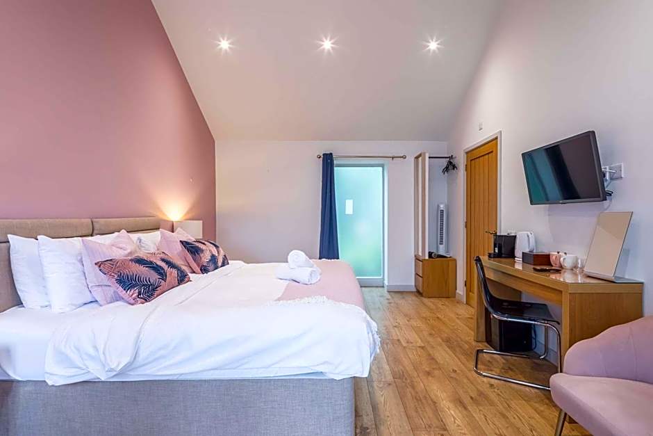 King Deluxe Ensuite with Shower-Bath and Courtyard View - Fawcett