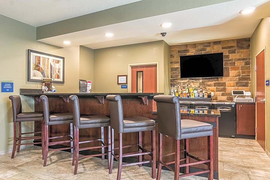 Cobblestone Hotel & Suites - Torrington