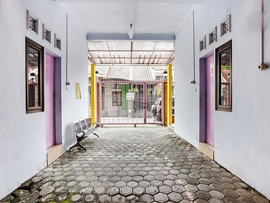 Spot On 91626 Rr Kost Putri Syariah 