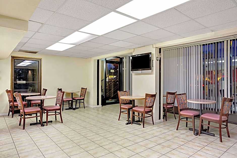Super 8 by Wyndham Fredericksburg