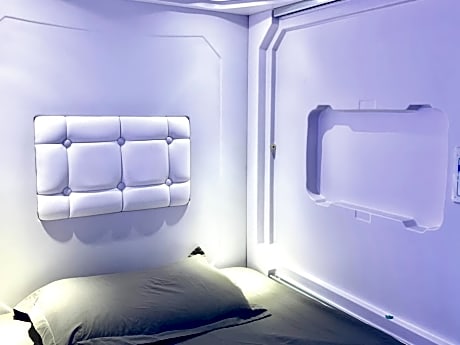 Single Bed in Mixed Dormitory Room