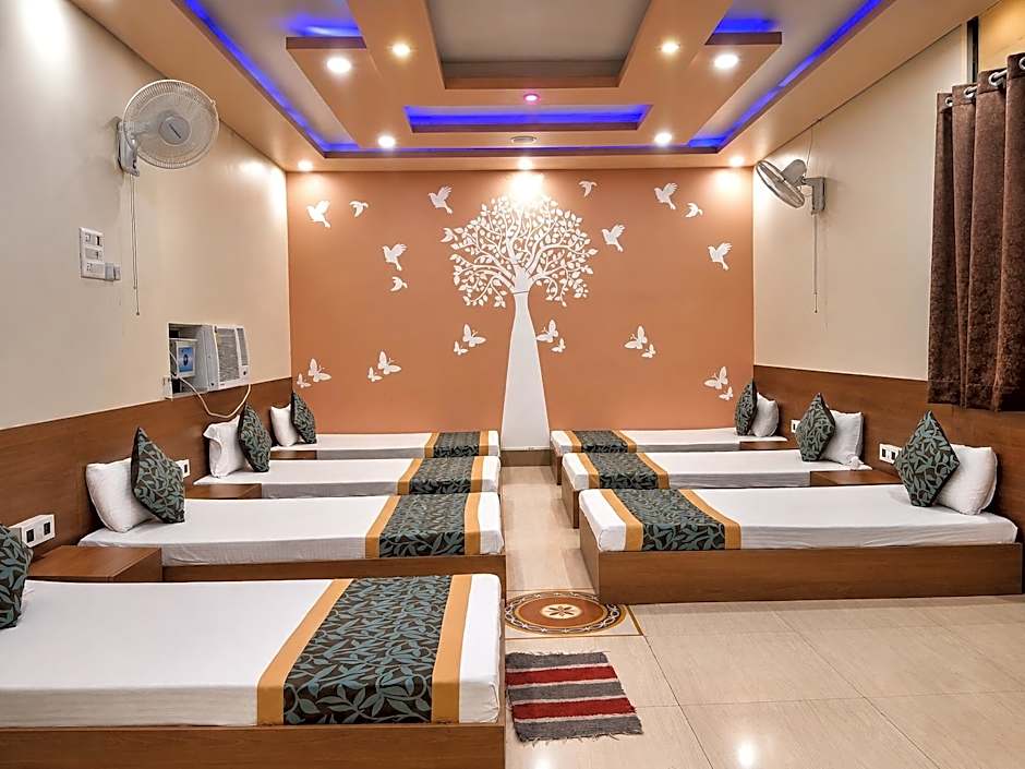 Hotel Shakuntla Palace 400 mts to Vishnupad Temple