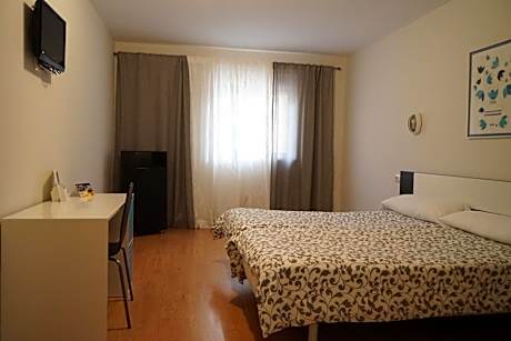 Family Room (3 Adults)