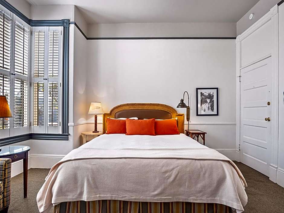 Photo 1 of 6 of 1 Queen Bed