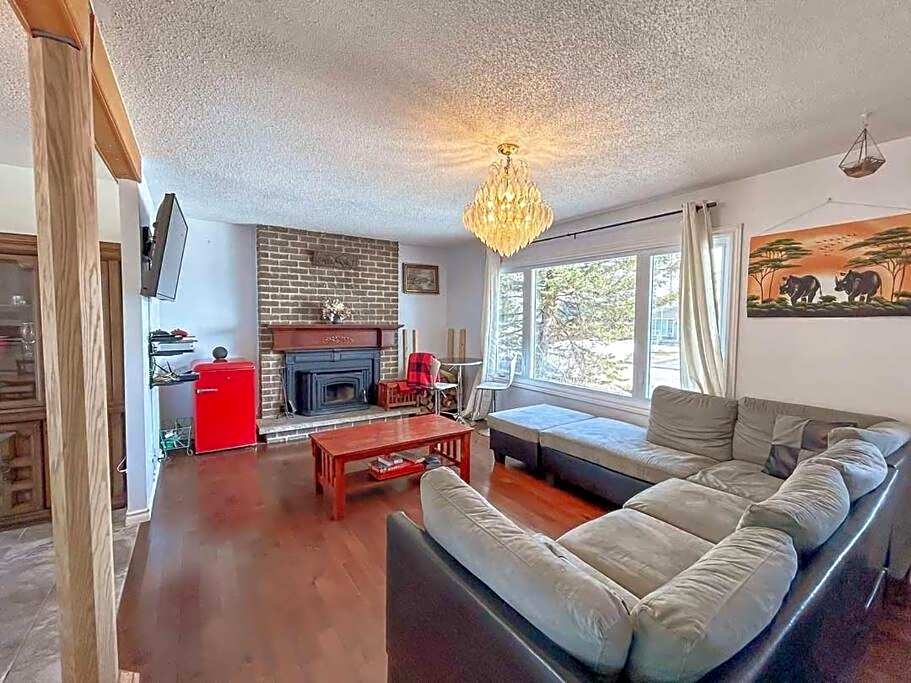 Spacious 5BR home. Close to everything!