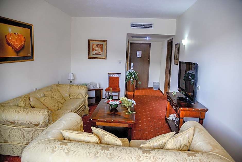 Zdjęcie 1 z 3 — 1 Queen Bed Suite