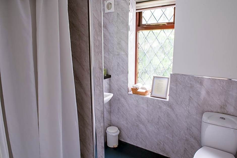 Toothbrush Rooms at Lattice Lodge - Guest Kitchen & EV Recharging