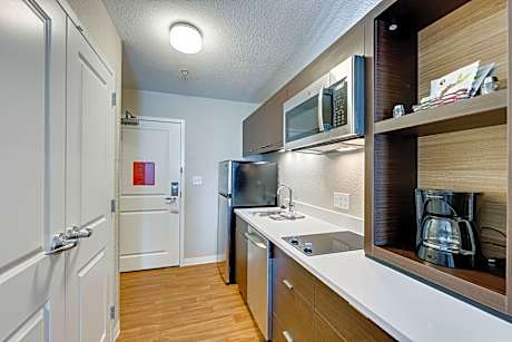 Studio with Two Queen Beds - Hearing Accessible