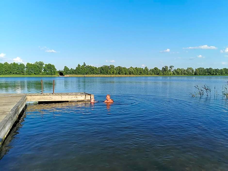 Domki Borowiackie nad brzegiem jeziora