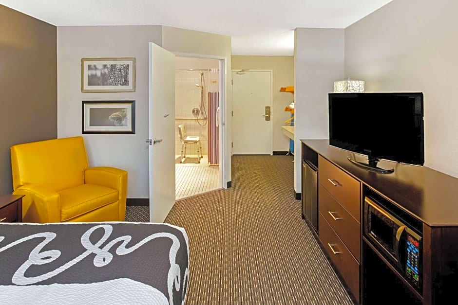 La Quinta Inn & Suites by Wyndham Milwaukee Delafield