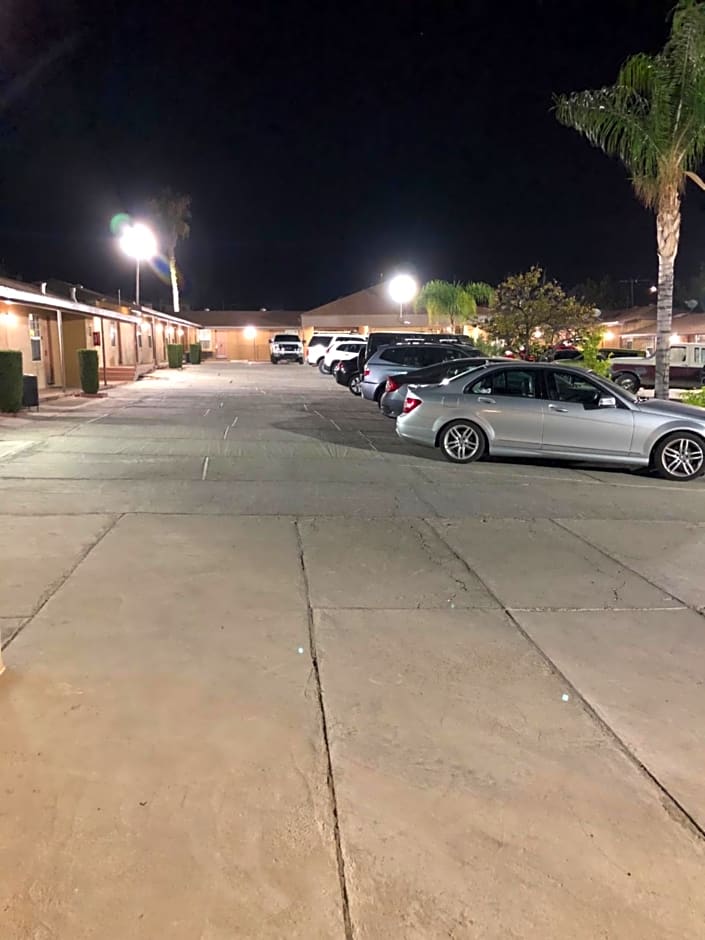 Toppers Motel