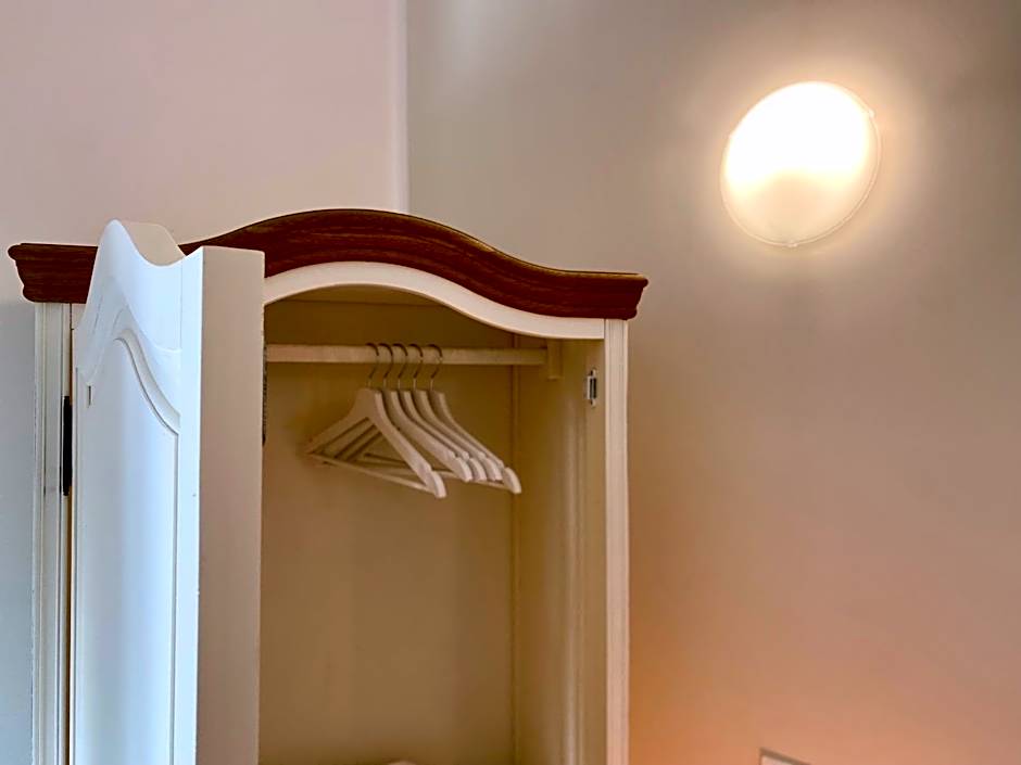 The Green Gate - Airport Guest House