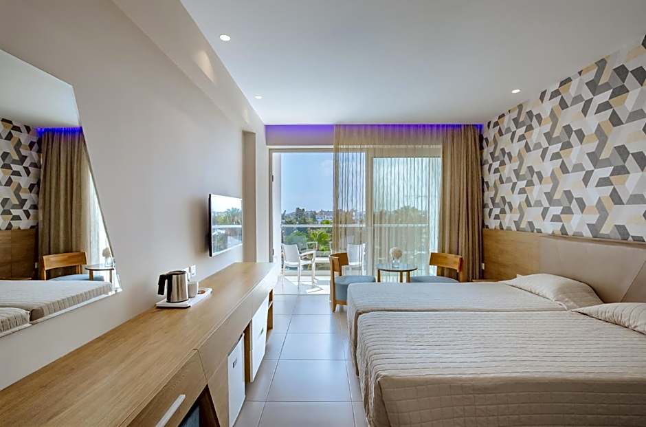 Seasons Hotel (Adults Only)