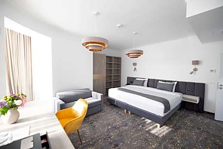 Deluxe Double Room with Extensible Chair