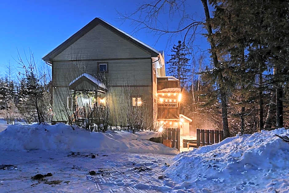 Front RIVER private BEACH 2 HOT TUBS 15 p SAUNA