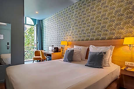 Superior Room with Balcony and Noter Dame View