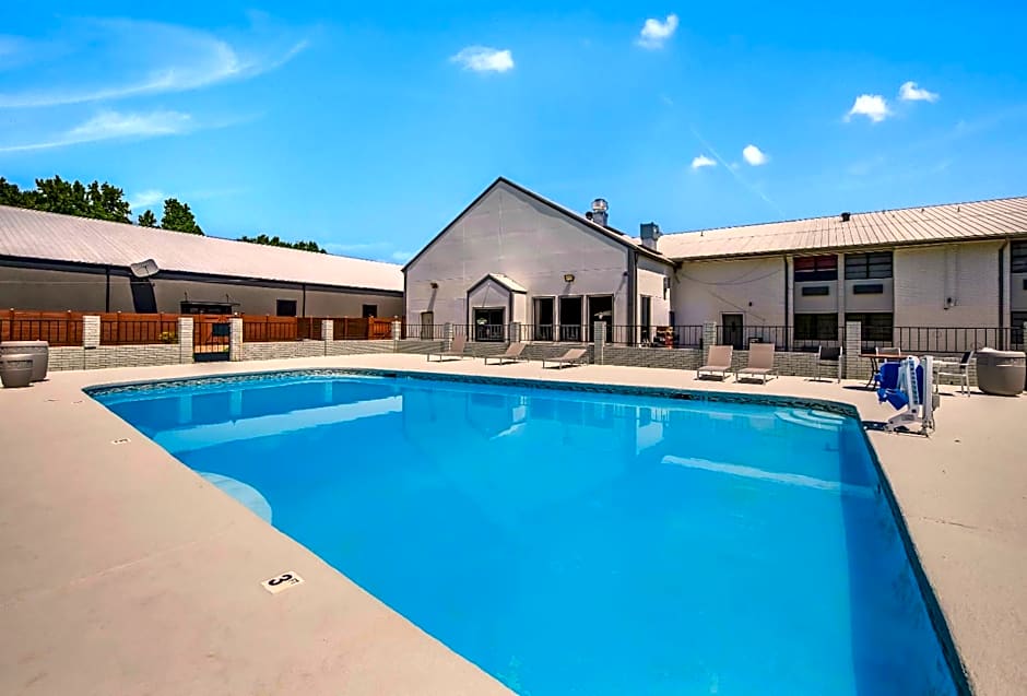 Clarion Pointe Marshall