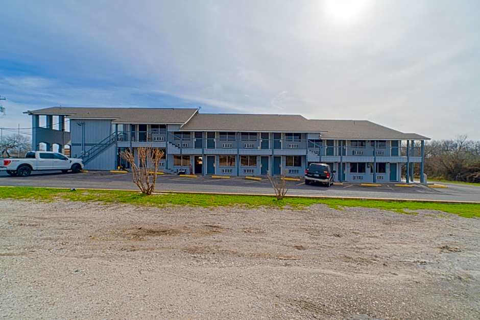 Regency Inn Three Rivers I-37