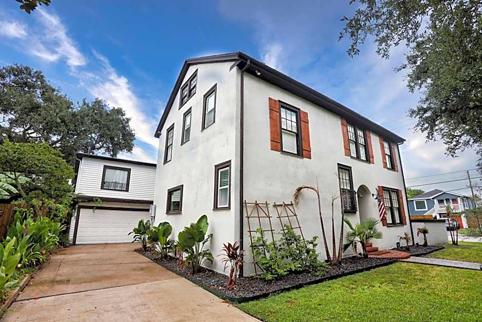 Historic Home Family Friendly Close to Seawall