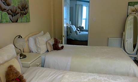 Suite with King-SIze Bed and Sea View