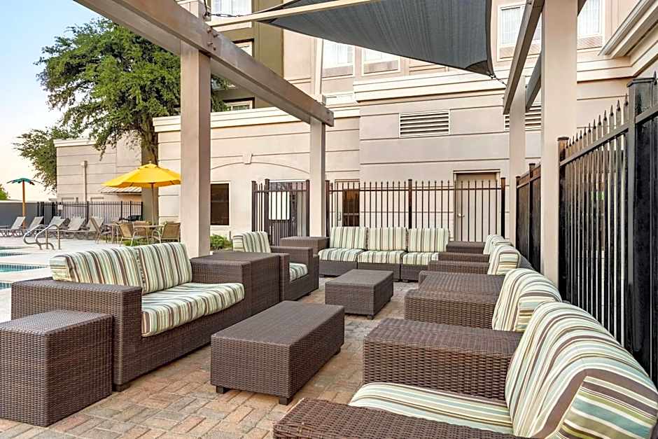 La Quinta Inn & Suites by Wyndham Arlington North Six Flags Drive