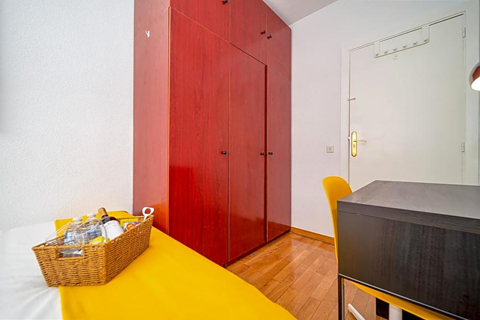 B CasaCafé Madrid Pozuelo 2 Baño Fuera de la habitacion o COMPARTIDO