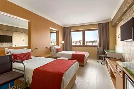 Standard Twin Room - Mobility Accessible