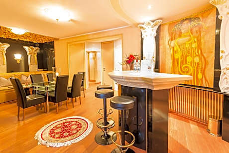 Suite with Hot Tub