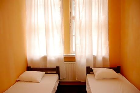 Budget Twin Room with Shared Bathroom