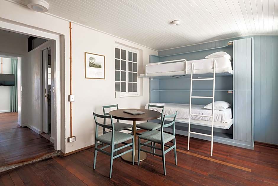 Garde and Warders Hotel