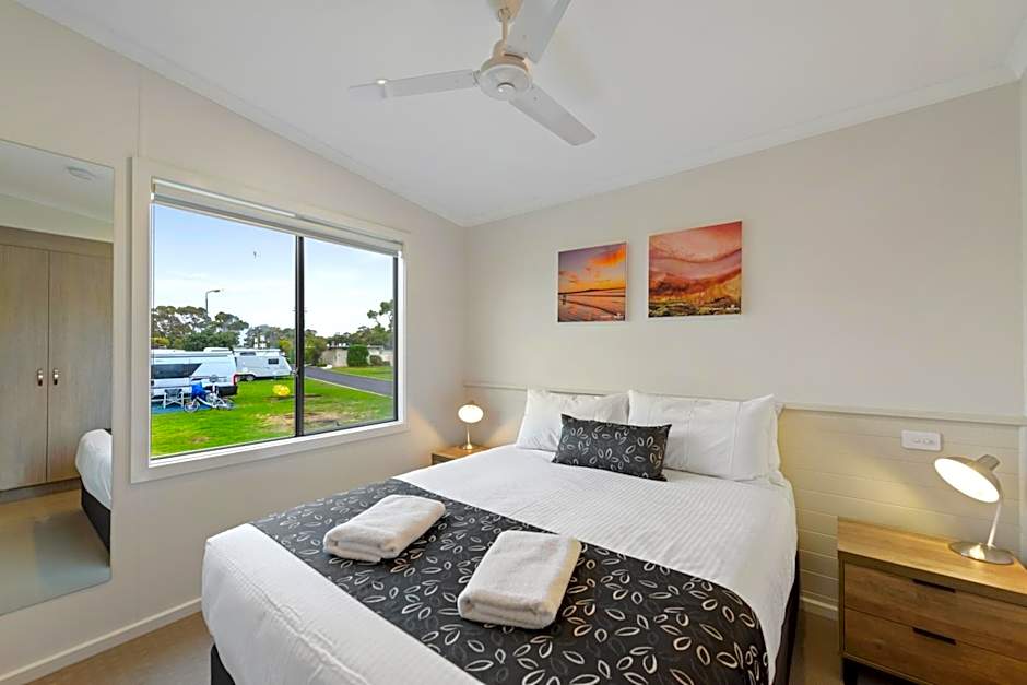Deluxe 2 Bedroom Cabin, Waterfront — 11 fotoğraftan 1. fotoğraf