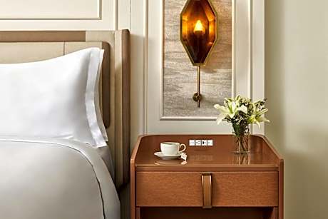 Deluxe King Room with Roll-in Shower - Mobility and Hearing Accessible