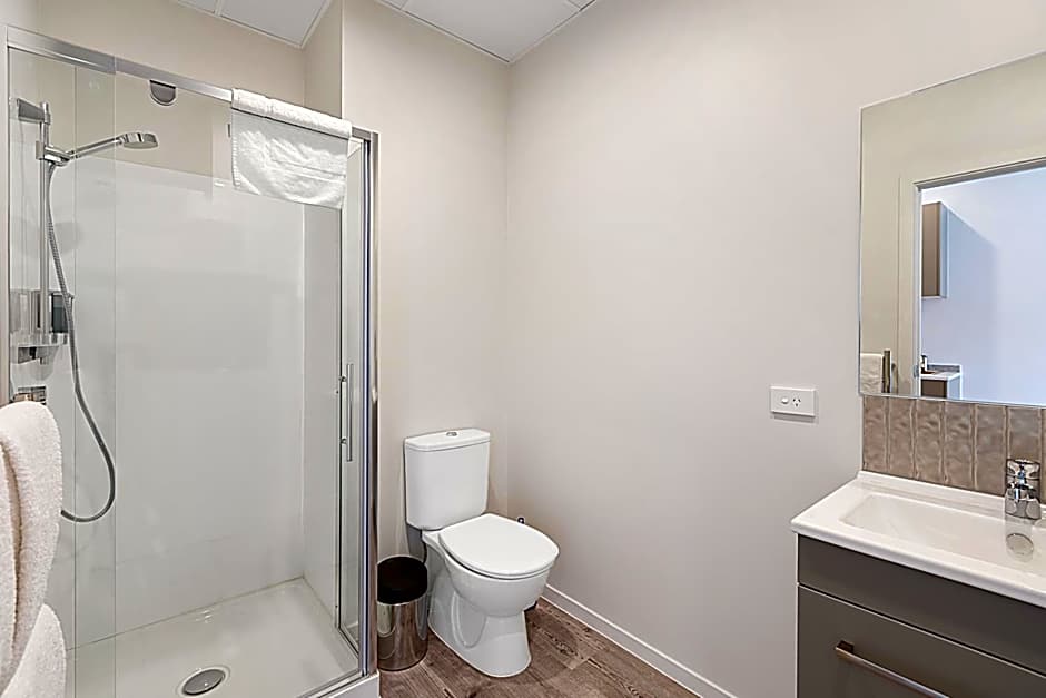 Ramada Suites Victoria Street West