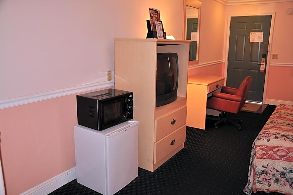 Super 8 by Wyndham Hayward Downtown