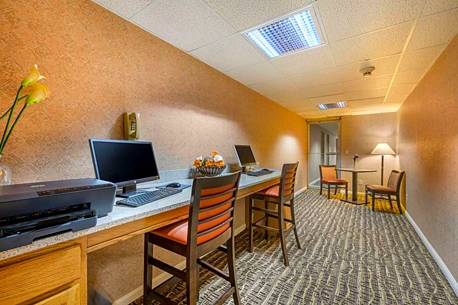 Econo Lodge Inn & Suites Triadelphia - Wheeling