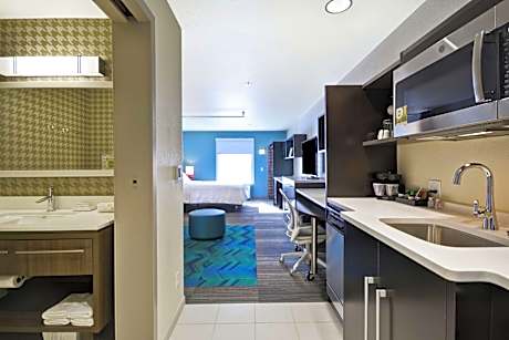 Queen Studio with Roll-In Shower - Mobility Access/Non-Smoking